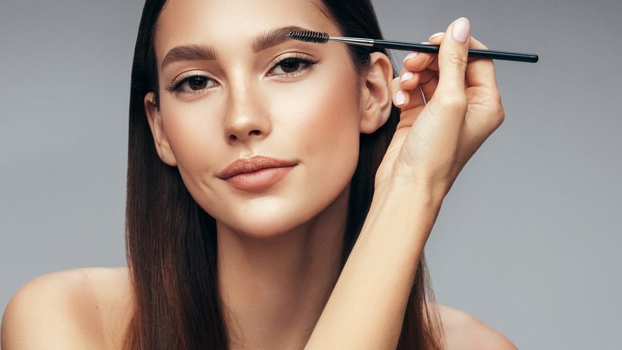 Loreal Paris BMAG Article How to Fill in and Fake Thick Eyebrows D